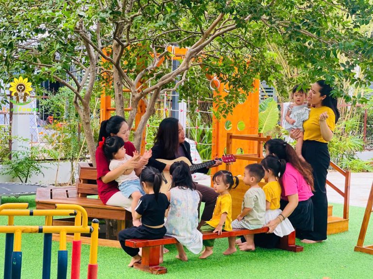 Các bé mầm non tham gia giờ học tiếng Anh ngoài trời tại sân trường Sunflower Montessori