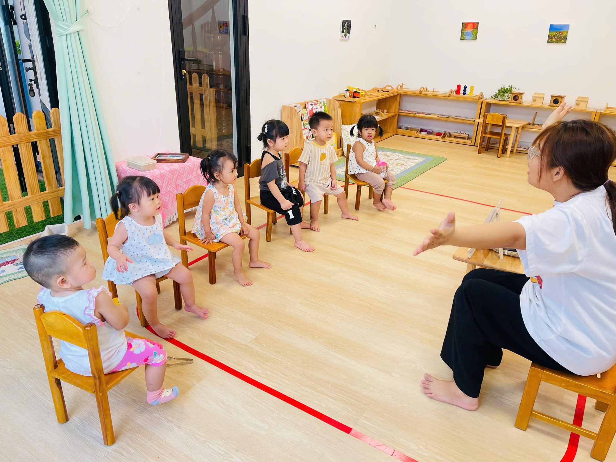 Các bé mầm non lớp SKY tham gia giờ học tiếng Anh song ngữ tại lớp