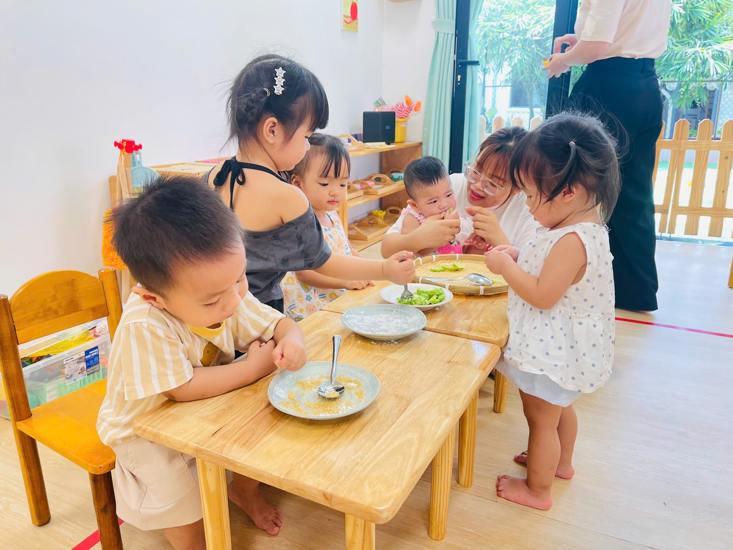 Các bé lớp SKY nhận biết vị: Ngọt - Đắng - Mặn - Chua tại góc Thực hành cuộc sống