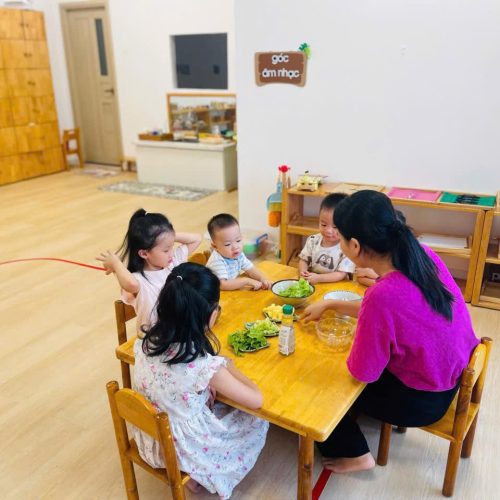 Bé mầm non tự tay trộn món xà lách tươi ngon từ rau sạch vừa hái tại vườn trường Sunflower Montessori