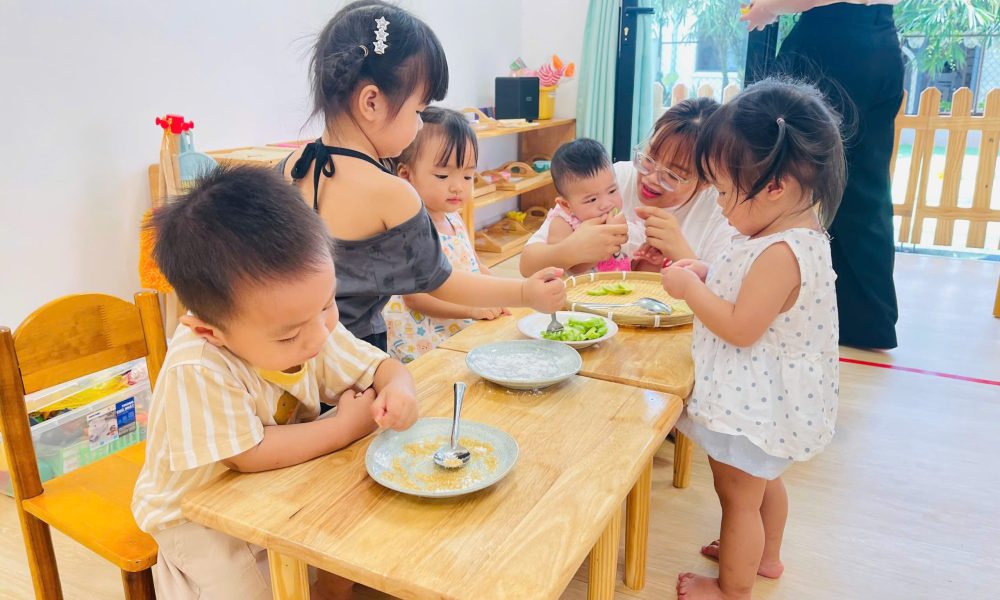 Các bé lớp SKY nhận biết vị: Ngọt - Đắng - Mặn - Chua tại góc Thực hành cuộc sống