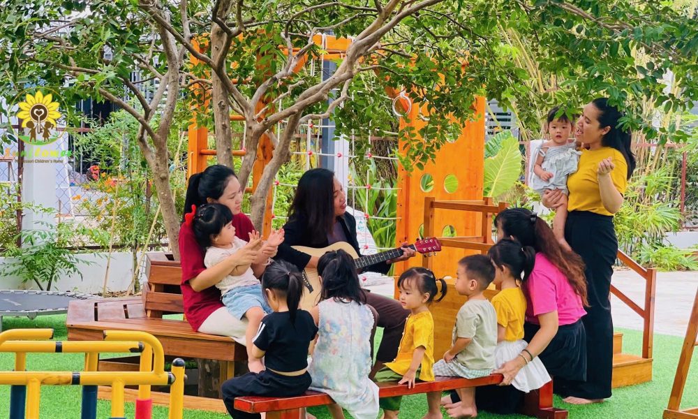 Các bé học tiếng Anh cùng giáo viên bản ngữ tại sân trường Sunflower Montessori